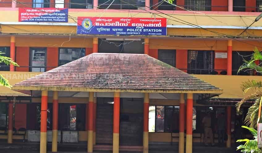 Thodupuzha Police SI Suspended Communal Post: ഓണപ്പൂക്കളത്തിന്റെ വ്യാജ വീഡിയോ പങ്കുവെച്ച് മതസ്പർദ്ധ വളർത്താൻ ശ്രമം; തൊടുപുഴ ഗ്രേഡ് എസ്ഐക്ക് സസ്പെൻഷൻ, സേനയ്ക്ക് നാണക്കേടായി സംഭവം 1 Thodupuzha Police SI Suspended Communal Post